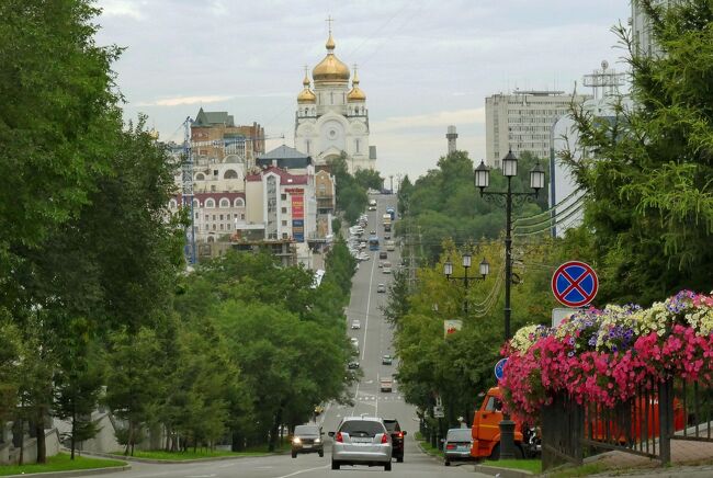 今年の夏休みは、ロシア極東に一人旅。<br />『シベリア鉄道』乗車を目的とし、ウラジオストクIN⇒ハバロフスクOUTを計画。<br />「ハバロフスク」は『シベリア鉄道：オケアン号』の終着と言うだけで、特に観光目的では無かった。<br />とは言うものの、雨に降られ、本当に観光できず。<br />それでも、ジョージア料理など美味しい食事、のんびりしたアムール川を眺め、それなりに楽しんだ。<br />街も小さく、メインストリートは何度も往復。<br />トロリーバスは複数回利用し、乗降も慣れてしまった。<br />観光都市としては「ウラジオストク」には出遅れている感あったが、人生最北の訪問地となった記念すべき場所。<br /><br />２都市に分けて、今回は■部を紹介。<br />ーーーーーー―――――――ーーーーーーーー<br />８月１２日　□富山⇒成田<br />（月）　　　□成田⇒ウラジオストク<br />　　　　　　□鷹の巣展望台<br />　　　　　　□Svoy Fete〔夕食〕<br />　　　　　　□カプセル ホテル ゾディアック<br />ーーーーーー―――――――ーーーーーーー―<br />８月１３日　□ウラジオストク駅<br />（火）　　　□潜水艦C-56博物館<br />　　　　　　□グム百貨店<br />　　　　　　□ニルィダイ〔昼食〕<br />　　　　　　□グム裏路地：コフェイン<br />　　　　　　□リパブリック〔間食〕<br />　　　　　　■シベリア鉄道：オケアン号<br />ーーーーーー―――――――ーーーーーーー―<br />８月１４日　■ハバロフスク駅<br />（水）　　　■チャオ カカオ〔朝食〕<br />　　　　　　■ウスペンスキー協会<br />　　　　　　■日本人墓地<br />　　　　　　■サツィヴィ〔昼食〕<br />　　　　　　■スパソ･･･大聖堂<br />　　　　　　■エヌ･カー･シティ<br />　　　　　　■パニ･ファザニ〔夕食〕<br />　　　　　　■ソプカ〔宿〕<br />ーーーーーー―――――――ーーーーーーー―<br />８月１５日　■ハバロフスク⇒成田<br />（木）　　　■成田⇒富山