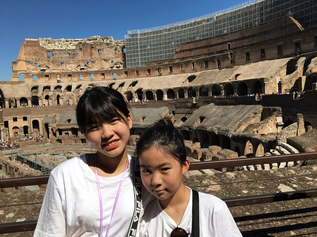 2019年の家族旅行は6泊8日でローマ～フィレンツェ～ベネチアへ！<br /><br />日程等は以下のとおり（★がこの旅行記分）で、航空券、ホテル、都市間移動全て個人手配しました。<br /><br />●日程<br />1日目　福岡空港～上海経由　　　　　　　　　（上海泊）　　　　★<br />2日目　上海～ローマ着　　　　　　　　　　　（ローマ泊）　　　★<br />3日目　ローマ観光　　　　　　　　　　　　　（ローマ泊）　　　★<br />4日目　ローマ観光～フィレンツェ着　　　　　（フィレンツェ泊）★<br />5日目　フィレンツェ観光　　　　　　　　　　（フィレンツェ泊）<br />6日目　ベネチアへ移動～ベネチア観光　　　　（ベネチア泊）　　 <br />7日目　ベネチア観光～ローマへ移動～ローマ発（機内泊）<br />8日目　上海経由～福岡着<br /><br />●航空券<br />・中国東方航空（福岡⇔上海⇔ローマ）<br /><br />●都市間移動<br />・イタロ（ローマ⇔フィレンツェ⇔ベネチア）<br /><br />●ホテル<br />・ローマ　ホテルシティ<br />・フィレンツエ　アルベルゴフィレンツエ<br />・ベネチア　ホテルサンルカ<br /><br />各都市とも滞在時間が短かく、しかもトラブルも発生して（後述します）駆け足の旅行となりましたが、何とか主要な観光地は回れて楽しむことができました。<br /><br />それと、スリが不安でしたが、対策（スマホと財布にストラップを付けてバッグへ固定、ファスナー付きバッグ持参＆前抱えにして行動）のせいか、特に問題はありませんでした。<br /><br />やはり観光大国イタリア、見るべきものがありすぎて全く退屈しませんでしたし、食事もチープなものばかりしか食べてませんが全部美味しくて、非常に素晴らしい旅になりました。