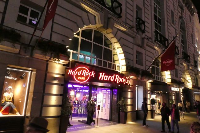 2019年7月にオープンしたハードロックカフェ ロンドン ピカデリーサーカス店（Hard Rock Cafe London Piccadilly Circus）<br />これでロンドンのハードロックカフェ3店舗+ホテル巡り完了しました。<br /><br />たぶんロンドンにはじめて行かれたなら目的は無くても必ず行くであろうピカデリーサーカスにあります。<br />エロス像（シャフツベリー記念噴水）のすぐ近くにあるのですぐに見つけられると思います。<br />ロックショップは1階でレストランは地下になります。<br />めっちゃ広いロックショップは中央通路挟んで左右にあり、左側にはフォトスペースの？車のシートがあります。<br /><br />ロンドン店と重複する商品がほとんどですが、ピンバッチはこの店限定商品もあります。<br />都市名はLONDONがほとんどでロゴTシャツはLONDONとPiccadilly Circusの2種類売ってます。<br />ロックショップのスタッフさんはピンの好きな方が多くピントレードも出来ました。<br /><br />地下レストランは金曜22時頃に行った時はかなり混んでました。<br />レンガの壁に多数のメモらリビアが飾ってありモダンクラッシックな感じの雰囲気のいい店内だと個人的には思いましたが、スタッフさんは多忙でなのか？ピントレードなど不発に終わりました。<br /><br />ローカルレジェンダリーバーガーを食べましたが、たぶんロンドン店と同じイングリッシュブレックファーストバーガーだと思います。<br />日本のハードロックカフェでボヘミアンラプソディー公開記念で期間限定で販売された事もあります。<br /><br />Rewardsカードをお持ちの方は、カードスワイプしてくれるのでVisitも付くのが早いです。<br /><br />気がつけばこの店でハードロックカフェ巡りRewards ＃130になる予定。<br /><br />今回は1日に三カ所巡ったので時間的にキツかったので、次回はもっとゆっくり巡りたいと思ったのでした。<br /><br />Restaurant Seating Hours:<br />Mon - Thu, Sun 11:00 AM - 10:00 PM<br />Fri - Sat 11:00 AM - 11:00 PM<br />Rock Shop?・ Hours:<br />Mon - Sat 10:00 AM ? 11:00 PM<br />Sun 10:00 AM - 11:00 PM<br /><br /><br /><br /><br />