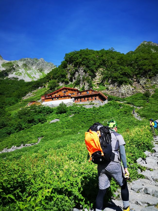 一昨年の仙丈岳、昨年の鹿島槍ヶ岳に次いで、今年も山へ向かうことにした。当初、日程的に岐阜の笠ヶ岳を考えていたが、パパと息子はもっと難しい山に登りたいと言う。そこで候補に挙がったのが槍ヶ岳、奥穂高岳と北穂高岳。夏の一番混む時期に人気の高い山に登るのはリスクが高いし、山小屋で一枚の布団に3人ぎゅう詰めで寝るのが嫌だったので、槍奥穂に比べると多少人気の劣る北穂高岳に決めた。因みに山のグレーディングは仙丈3C、鹿島槍6B、北穂高7D。このグレーティング伊達ではなかった。。。<br /><br />【1日目 8/12】<br />東京00:30~首都高速高井戸IC~談合坂SA~中央自動車道~<br />長野自動車道~松本IC~あかんだな駐車場05:30到着《車中泊》<br />あかんだな駐車場8:00出発~上高地8:30~明神9:55~徳沢11:50~横尾14:00<br />《宿泊》横尾山荘<br /><br />【2日目 8/13】<br />横尾5:00~涸沢小屋8:55~北穂高岳15:05~北穂高小屋15:12<br />《宿泊》北穂高小屋<br /><br />【3日目 8/14】<br />北穂高小屋5:50~涸沢小屋8:40~横尾15:25<br />《宿泊》横尾山荘<br /><br />【4日目 8/15】<br />横尾7:10~徳沢8:15~明神9:40~上高地10:45~あかんだな駐車場12:50~新穂高温泉槍見館13:25~林檎の湯屋おぶ~16:05~長野自動車道松本IC~双葉SA~中央自動車道~東京22:00