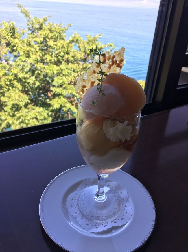 土曜に子供の習い事があるおかげで、連休が貴重な我が家。三連休の後半の日、月は予定のない連休だ!と一週間前に思い立ち、伊豆旅行を企画。<br /><br />東伊豆の北川温泉に泊まり、熱海、伊東辺りで遊んできました。お盆の渋滞にはまりましたが、、海水浴にシュノーケリングに海を満喫して、ステキな旅館に泊まって大満足。よかったらご覧ください(^^)<br /><br />1日目<br />熱海 絶景カフェ 花の妖精でランチ&パフェ<br />長浜海浜公園で海水浴<br /><br />宿泊 北川温泉 望水<br /><br />2日目<br />シャボテン動物公園<br />シュノーケリング@富戸 (ツアー:ぴっころ)