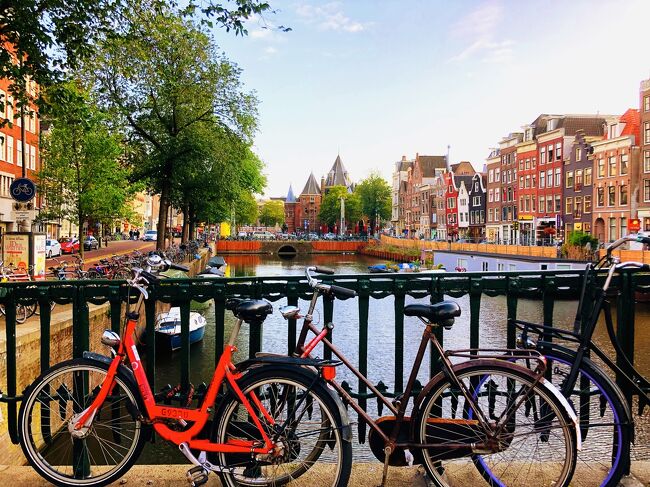 2019年の夏旅は、真夏でも爽やかな気候のオランダとベルギーへ。<br /><br />今回は、8/11~12がオランダのアムステルダム、8/13がベルギーのブルージュ、8/14~15がベルギーのブリュッセルと、大まかな枠だけ決めて、あとは一切予定を立てない、気分次第のゆるっと旅。<br /><br />ビールとスイーツを堪能しつつ、街にも魅了された充実した旅となった。