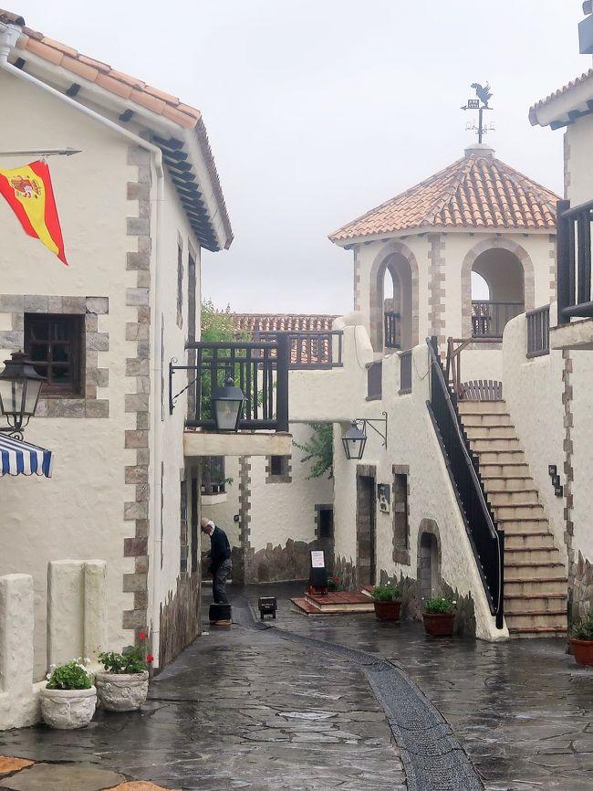 ヴィレッジ&ホテル志摩地中海村 <br />志摩地中海村(英語: Shima Mediterranean Village)は、三重県志摩市浜島町迫子にある、地中海沿岸地方のリゾート地を模した観光施設。1989年(平成元年)に別荘の所有者が資本金を出資し、株式会社志摩地中海村を設立し、会員制の別荘村として運営を始めたが、現在は一般ホテルとして営業をしている。<br /><br />敷地面積約33,000m2の中に、地中海沿岸の街並みを再現した観光施設である。再現されたのはスペインのアンダルシア地方やカスティーリャ地方およびイタリアのサルデーニャ島の町並みである。2018年のエリア増築においては、ギリシャのミコノス島やスペインのメノルカ島などのリゾートをイメージしたミコノルカゾーンやアルハンブラ宮殿のハマム(温浴施設)をイメージたアルハンブラゾーンなどが新たに加わった。デザイン監修はスペイン人建築デザイナーであるルイス・コルベーラが担当し、清水建設が設計・施工を担当した。2018年の増築工事については竹中工務店が設計・施工を担当した。<br />宿泊施設やレストラン、カフェ、土産物店、体験工房などが軒を連ね、プール・クルーズ船も用意している。<br />宿泊施設はツインルームとスイートルームの計2種類であったが、新たな客室が加わった。ヴィラスイートについては、一戸建ての別荘スタイルとなっており、120m2の広さを誇る。また隣接地にて温泉を掘削し、アハンブラ宮殿の地下にあるハマム(アラビックスパ)をイメージした大浴場を新設した(宿泊客専用)。 <br />(フリー百科事典『ウィキペディア(Wikipedia)』より引用)<br /><br />志摩地中海村 については・・<br />https://www.puebloamigo.jp/<br /><br />ヴィラスイート Villa Suite<br />寝室とリビングが独立した別荘タイプのお部屋です。<br />120㎡の広いお部屋で、全室しつらえが異なります。<br />全てのお部屋でベイビューが楽しめます。<br />客室情報 広さ 110~120㎡ 定員 4名<br />http://www.puebloamigo.jp/room/suite/ より引用<br /><br />Taberna AZUL タベルナ・アスール<br />伊勢志摩の食材を使用した伊勢志摩の魅力満載の伊勢志摩ビュッフェレストラン。和洋の枠にとらわれず幅広い調理法でお料理をご提供しています。<br />http://www.puebloamigo.jp/meal/azul/ より引用<br /><br />タベルナ スペイン taberna<br />南ヨーロッパ風の料理を出す小さなレストランや居酒屋。<br />