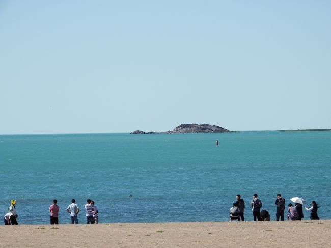 バルハシ湖の塩湖部分のアクジャイダク村からバルハシ市に戻ってきました。<br />バルハシ市のビーチは淡水部分です。