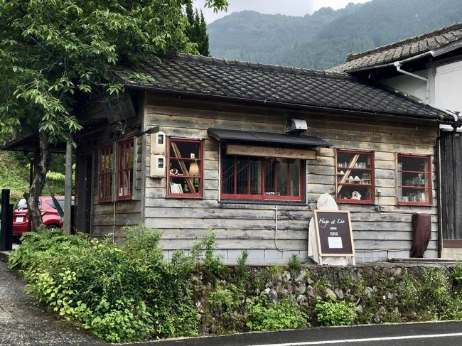 岡山の西粟倉にある「Nokishita Toshokan B&amp;B」の<br />隣にある土曜日しかオープンしない「ユゴー・エ・レオ」！オーガニックのクロワッサンなどが並んでいて、なかなかいい感じです(^^)<br />なんでもロンドンに住んでいたご夫婦が、奥さんのおばあさんたちが住んでおられた古民家を改造して、カフェやB&amp;Bをされているそうです！<br />そのおばあさんは村の子供たちのために自宅の一室を軒下図書館として解放しておられ、それがお店の名前の由来！<br />日常からちょっと離れてリラックスしたいなあ…という時間を過ごすにはいい場所だと思います！<br />https://www.hugoetleo.com