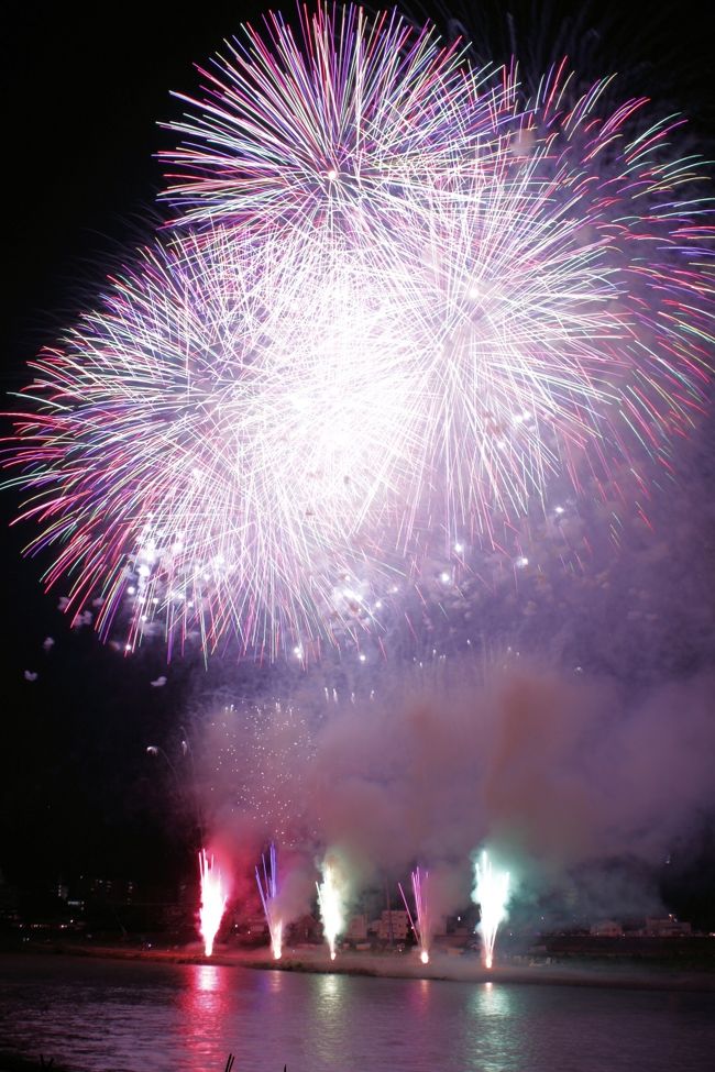 ■ 恒例の中日花火大会に行って来ました。<br /><br />毎年７月の最終土曜日に長良川河畔で開かれる花火大会ですが、今年は台風の影響で８月１７日に延期されていました。<br /><br />■ 打ち上げ場の対岸で鑑賞しました、夜空に開く大輪の花、間近で見る色鮮やかな花火は体に響く爆音と相まって迫力あるシーンを演出してくれました。