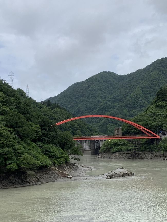 旅行2日目は『黒部渓谷トロッコ電車』に乗りに行きます。宇奈月駅から終点の欅平駅までを1時間20分で結ぶトロッコの旅です。窓がない客車は開放感にあふれ景色もよく見えますが、上着を持って行かなかったのでとても寒かったです。下調べをしておくべきでした。行き当たりばったりではダメですねー。<br />欅平周辺は見どころがいっぱいありますが、通行止めで行けなくて残念でした。それでも渓谷の大自然と絶景を見ることができ良い思い出になりました。