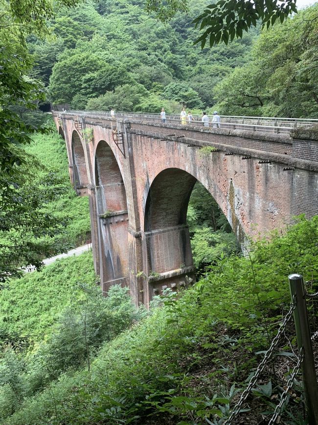 お盆休みなのでどこかへ出かけたくて、とりあえず長野方面へドライブ。またまた無計画な旅の始まりです。蓼科から軽井沢を通り、朝ごはんと買い物。<br />確氷峠をドライブしながら偶然見つけた『めがね橋』に行ってみました。間近で見上げた迫力に驚き橋の上からは絶景。廃線のトンネルも見ることができて楽しめました。