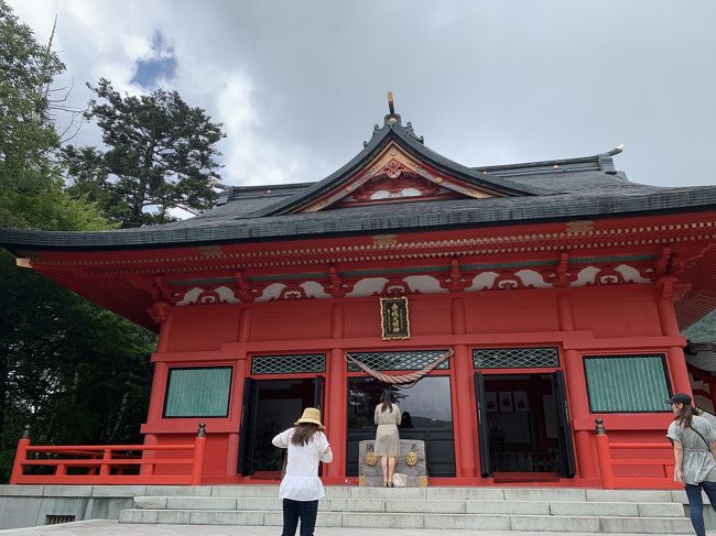 めがね橋を観光した後は赤城山へ向かいます。赤城山の山頂、大沼のほとりにある『大洞赤城神社』に参拝します。女性のお願い事は全て叶えて御利益がいただけると言われている最強のパワースポットだそうです。祈願すると美しい娘が生まれると人気の「安産美人祈願」のお守りを娘に購入。御朱印もいただきました。<br />急遽、予約した『ホテルルートイン熊谷』さん。新しいホテルで接客もよく快適にすごせました。