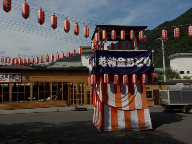 老神温泉盆踊り<br />5年ぶりに、老神温泉に行ったが。以前よりも活気がなかった。<br />温泉盆踊りは、20名ほどで、寂しかった。屋台はなし。<br />ホテルは、数軒、灯りと、客の乗用車が多いです。<br />前よりも、外見が老朽化した建物が増えた。<br />外食は、コンビニエンスストア1軒と、餃子の満洲１軒だけ。<br />お土産は、朝市だけでした。<br />