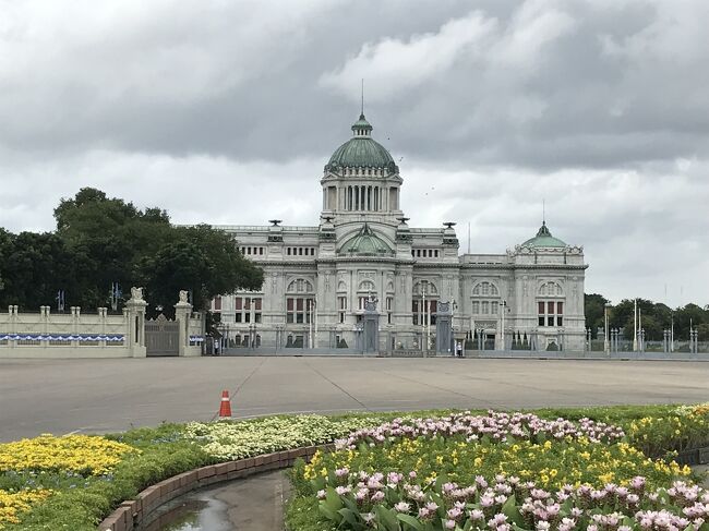 微笑みの国 タイランド<br />アクシデント続きのタイはイタイ(>_<)です。<br /><br />①成田空港での出発が1時間遅れ<br />②タイ(ドンムアン空港)で荷物のピックアップテーブルでバッグが見当たらない(◎_◎)誰かが間違えて隣のテーブルに戻したみたい。<br />③手配した迎えの車が渋滞で遅れ。<br />④スクンビット・Soi11にあるHotelのチェックインでフロントのタイ美人がスイートルームにアップグレードしてくれ、フロアは高いのと低いのとどちらが好きかのリクエストまでもらい、即最上階のFloorへ。①②③のトラブル一気に忘れる(^O^)/<br />⑤翌早朝、現地ツアー参加の為にTAXIで指定されたホテルに早起きして向かって指定のロビーで待っていたのにバックられた(*_*)。ツアー会社の緊急用と通常用と両方電話しても誰も出なくて当日は連絡がつかなかった。(後日、ごめんなさいメールで忘れられていた事が判明。ハイハイ、どうせ影も頭も薄いですよ!!)<br />⑥翌日のAM6:40分にHotelのフロントコールからツアー会社が『迎えに来たから行こうよ~~』の催促。 どうゆう事(・・?) 日にちも時間も場所もトリプルで間違えたの?? ふざけんな??? 急に行けるか(O_O) <br />丁重に、且つ、厳しく断りました。Noと言える自分は偉い(^O^)<br />⑦リセットしてGoogle・MAP様をたよりに、あちこちと、BTS(高架鉄道)とMRT(地下鉄)とTAXI、トゥクトゥク&バイクタクシーを使って廻って来ました。(^O^)/<br />⑧宿泊先の近くでトムヤンクンとグリーンカレーの夕食をすましてHotelに帰ったらカードキーが開かない?。原因はフロントのインプットミス。受付の痩せ女(チェックインの時は美人に見えた)が、ヘラヘラとI'm sorry m(_ _)m。<br />⑧帰国時にホテルをチェックアウトして飛行機の時間があったのでバッグを預かってもらうつもりで立ち寄ったBTSチットロム駅近くのJCBプラザラウンジがタイ王妃様の誕生日でお休みでした(>_<)<br /><br />タクシーで空港に向かい予定通り機上の人となりました。<br />『さよ~なら!バンコク! 色々あったけど楽しかったよ! コップンクラップ微笑みの国 タイランド \(^0^)/』