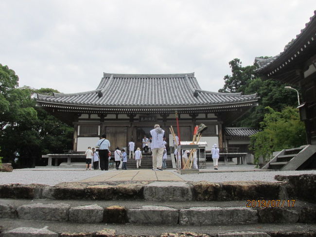 四国霊場八十八ケ寺、霊場巡り。信仰深い人は1周1400キロを越える山坂を何日もかけて歩いて回るが、今は少数派。多くの人は車で回ったり、自分がやったように巡礼ツアーに参加して、達成している。随分以前に菅直人がやったように、いや、やろうとしたように、途中までやって、諦める人も多い。歩いて貫徹するには相当意思が強くないと、出来ないことだ。自分も過去何回か四国を訪問し、時間があればレンタカーで回ったりして、合計すれば10ケ寺以上は既に訪問しているが、お寺の名前だけは憶えているが、周辺景色や境内については、殆ど覚えていない。観光お遍路だから、そういうことになるのだろう・・。<br /><br />さてそのお遍路ツァー、前回徳島は阿波一国、発心の道場で、23ケ寺を訪問したが、それから2ケ月、今回第2回目のお遍路ツアーは土佐一国15ケ寺、高知篇修行の道場の札打ちとなる。「修行の道場」とは昔の歩き遍路の時代の形容で、高知の土地の広さ、それは香川の倍以上、徳島の1.5倍からの広さの土地にお寺が点在していることであり、お寺間の距離が長く、実にお遍路さんにとっては修行の歩きだった。確かに県の東側には室戸岬が突き出ていて、西側には足摺岬が突き出ていて、この二つの岬の突端から突端の間に各霊場があるので、歩く距離は相当なものだ。ツアーの日程表を見ても、3日間のバスの合計走行距離は730キロを超えている。<br /><br />前回同様、東小金井朝一番の電車に乗って羽田に向かう。7時25分羽田発JAL491便、高知空港には8時40分に到着。1時間15分の飛行は前回徳島空港とほぼ同じ飛行距離。迎えのバスは全員30数名を乗せ、早速最初の札所、第二十五番大日寺に向かう。初日の今日は室戸方面の各寺、5ケ寺を回る予定で、空港に近いお寺から順番に回り、最後は室戸岬最先端の最御崎寺に参拝し、今日の巡礼を終了する。空港から1時間も掛からない程近い場所に最初の札所、大日寺があり、バスを降りてから山裾にあるお寺までの坂道数百mを登る。周囲を山に囲まれた静かなお寺だ。ライターが無いので、寺前の売店でライターを求める。飛行機にライターを持ち込めないので、不便だ。<br /><br />早速大日寺での最初のお経が始まる。皆、今回は2回目に付き、読経もどことなく滑らかである。言わば経験者、経験済みの方々だ。全国に大日寺という名前のお寺が何寺あるかは知らないが、同じ名前のお寺は前回の徳島にも2ケ寺あり、その内の1ケ寺は韓国人女性が住職となっている。勿論これ等のお寺が法縁同士とは思えないが、お寺の名前からするとご本尊は大日如来だ。遍照金剛大師と同じなのだ。即ち弘法大師はその化身であるに違いない。