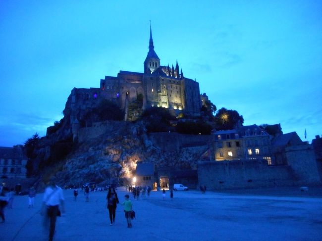 2019年8月5日~8月12日 パリ旅行<br /><br />1日目 移動<br />2日目 パリ市内観光 <br />3日目 シャンティイ城観光 夜は市内ナイトツアーに参加<br /><br />4日目 Auber~レアル(RER A線)~モンパルナス(メトロ④)<br /> モンパルナス~レンヌ(TGV)<br /> レンヌ~モンサンミッシェル(バス)<br /> モンサンミッシェルで宿泊 (ラ ヴィエイユ オーベルジュ)<br /><br />5日目 朝のモンサンミッシェル散策 修道院見学<br /> バスでレンヌへ レンヌからTGVでパリ・モンパルナスへ<br />