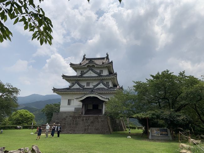 　現存する12天守の一つの「宇和島城」へは、前から行きたいと思ってはいたのですが、偶然にも行く機会できましたので、長年の念願をかなえるべく、宇和島市へ。そして、ついでに大洲城にも行くことができました。松山城は登城せずに遠望からでしたが、今回は伊予国のお城を3つ見ることができました。<br />　行程は、土曜日の朝に大阪を出発し、空路で松山市へ。JR松山駅から特急宇和海で宇和島へ。宇和島の観光をした後、時間が余ったので、大洲市に行き、大洲城を見学。しかし、その日は宇和島に宿をとっていたので、宇和島まで戻り１泊。日曜日は、JR松山駅に移動しましたが、疲れていたので松山市駅あたりぶらぶらし、午後に松山空港に向かって帰るという行程です。宇和島・大洲という西予地域だけでしたが、松山市や他の地域も行きたいなということも思いました。<br />　今回は、1日目・2日目を合わせて、全行程を一気に紹介します。<br />