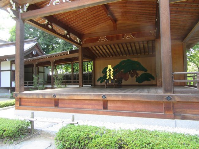 令和元年8月4日、原茂ワインでの昼食後、猛烈な暑さの中を武田神社へ。その後ホテル春日居へ向かう。翌日、桃狩りに挑戦して昼食。昼食後帰途に着く。