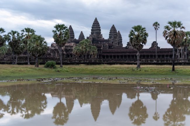 2019年夏旅は個人手配で初のカンボジア　アンコールワット～タイ　バンコクを周遊！<br /><br />どこかのサイトで、雨期のアンコールワットには行く意味が無いと酷評でしたが、この時期ならではの逆さアンコールワットや緑の綺麗なベンメリア、<br />そして閑散期と言うことでホテルもリーズナブルに。<br />とても満足な体験でした！<br /><br />成田→プノンペン　ANA<br />プノンペン→シェムリアップ　アンコール航空<br />ホテル：J7<br />シェムリアップ→バンコク　バンコクエアウェイズ<br />バンコク→羽田　ANA<br /><br />カンボジア：シェムリアップ<br />ベンメリア遺跡　アンコールワット　アンコールトム　タプロームを探索。<br />