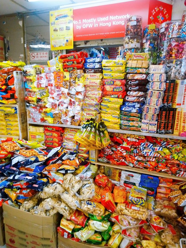 夏休みの旅に出かける前日、<br />家の冷蔵庫の中の野菜が少ししかなかったので<br />夜はフィリピン料理を作ってもらうことにしました。<br /><br />午後は力生廣場のサリサリストアに調味料などを<br />買いに行ってきました。<br />力生廣場は東南アジアから来ているヘルパーさん<br />御用達のビルで、いろんなお店が入っていて<br />ごちゃごちゃしていて楽しい場所です。<br />久しぶりにフィリピンに遊びに行きたくなりました!