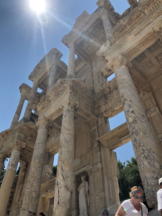 はじめてのトルコ旅行5日目<br />イスタンブールからはじまり、トロイを見学してエーゲ海に面するリゾートホテルに宿泊しました。<br />旅も後半になります。<br />今日はどんな素晴らしい景色に出会えるでしょうか。<br /><br />-----------------------------------------------------------------------------<br />トルコこれまでの旅行記<br /><br />大人な旅トルコ周遊9日間① 出発編(1日目)<br /> https://4travel.jp/travelogue/11521781<br /><br />大人な旅トルコ周遊9日間② イスタンブール編(2日目)<br /> https://4travel.jp/travelogue/11521765<br /><br />大人な旅トルコ周遊9日間③ イスタンブール編(2日目)<br /> https://4travel.jp/travelogue/11521844<br /><br />大人な旅トルコ周遊9日間④ イスタンブール編(2日目)<br /> https://4travel.jp/travelogue/11523124<br /><br />大人な旅トルコ周遊9日間⑤ イスタンブール編(3日目)<br /> https://4travel.jp/travelogue/11523147<br /><br />大人な旅トルコ周遊9日間⑥ イスタンブール編(3日目)<br /> https://4travel.jp/travelogue/11524544<br /><br />大人な旅トルコ周遊9日間⑦ イスタンブール編(3日目)<br /> https://4travel.jp/travelogue/11525239<br /><br />大人な旅トルコ周遊9日間⑧ イスタンブール編(3日目)<br /> https://4travel.jp/travelogue/11528997<br /><br />大人な旅トルコ周遊9日間⑨ トロイ編(4日目)<br /> https://4travel.jp/travelogue/11529386<br /><br />大人な旅トルコ周遊9日間⑩ トロイ編(4日目)<br /> https://4travel.jp/travelogue/11530085<br /><br />大人な旅トルコ周遊9日間⑪ エフェソス編(5日目)<br /> https://4travel.jp/travelogue/11531587<br /><br />大人な旅トルコ周遊9日間⑫ エフェソス・パムッカレ編(5日目)<br /> https://4travel.jp/travelogue/11532390<br /><br />大人な旅トルコ周遊9日間⑬ パムッカレ編(5日目)<br /> https://4travel.jp/travelogue/11532791<br /><br />大人な旅トルコ周遊9日間⑭ コンヤ編(6日目)<br /> https://4travel.jp/travelogue/11532811<br /><br />大人な旅トルコ周遊9日間⑮ カッパドキア編(6日目)<br /> https://4travel.jp/travelogue/11534155<br /><br />大人な旅トルコ周遊9日間⑯ カッパドキア編(7日目)<br /> https://4travel.jp/travelogue/11534989<br /><br />大人な旅トルコ周遊9日間⑰ カッパドキア編(7日目)<br /> https://4travel.jp/travelogue/11534969<br /><br />大人な旅トルコ周遊9日間⑱ カッパドキア編(7日目)<br /> https://4travel.jp/travelogue/11537189<br /><br />大人な旅トルコ周遊9日間⑲ アンカラ編(8日目)<br /> https://4travel.jp/travelogue/11537232<br /><br />大人な旅トルコ周遊9日間⑳ 帰国編(8~9日目)<br /> https://4travel.jp/travelogue/11537588<br /><br />大人な旅トルコ周遊9日間 お買い物編<br /> https://4travel.jp/travelogue/11528976<br /><br />大人な旅トルコ周遊9日間 ホテル編<br /> https://4travel.jp/travelogue/11528968<br />-----------------------------------------------------------------------------