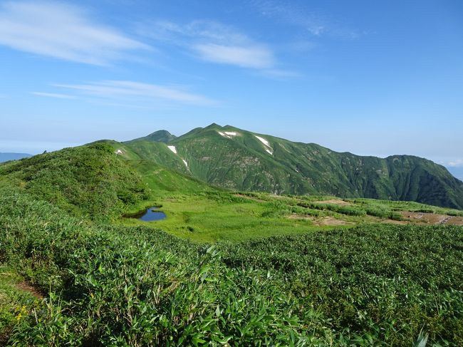 山形・新潟・福島の三県にまたがる飯豊連峰を縦走してきました。<br />この週末は土曜は雨＆強風、日曜は晴れの予報だったので、土曜日に稜線まで登り、日曜日に稜線を縦走、月曜日に下山する2泊3日の計画を立てましたが、コースタイム設定が甘めで計画よりもかなり早いペースで進めたので、結果的には1泊2日で下山。2日目は予報どおり天気が良く、飯豊連峰の雄大な景色を楽しめました。<br /><br />＜旅程＞<br />【1日目(8/17土)】<br /> 名古屋22:40→新潟駅5:39（名鉄バス）<br /> 新潟6:07→6:45新発田6:47→7:11坂町7:42→小国8:21（JR）<br /> 小国駅8:25→飯豊山荘9:13（小国町営バス）<br /> 飯豊山荘9:31-12:45地神北峰-12:58地神山13:07-13:26扇ノ地神-13:42門内小屋（登山）<br />【2日目(8/18日)】<br />　門内小屋5:00-5:02門内岳5:03-5:37北股岳5:41-5:54梅花皮小屋5:55-6:12梅花皮岳6:13-6:28烏帽子岳6:32-8:08御西小屋8:11-8:59大日岳9:05-9:52御西小屋9:56-10:45飯豊山10:52-11:01本山小屋11:02-11:57切合小屋12:08-12:59三国小屋13:05-13:17剣ヶ峰13:19-15:09御沢登山口15:12-15:18御沢野営場15:24-15:52川入16:00-17:16いいでの湯（登山）<br />　いいでの湯→山都駅（タクシー）<br />　山都18:22→19:00会津若松19:05→郡山20:15（JR）<br />　郡山駅20:50→名古屋6:03（名鉄バス）