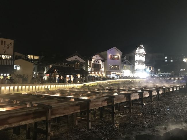 前置き:<br />夫婦ハスラー車中泊の旅行記を書いています。自分たちで読み返したい・思い返したいというのが大きいですが、一応車中泊情報も載せていけたらいいなというスタンスです。<br /><br />今回は時系列を無視して、この前の夏休みのことを書きます! これを書き始めたのは2019/8/20、休みが終わってまた働き始めて、早くどこかへ行きてえ! という気持ちで書いてます!<br /><br />写真は夜の湯畑です。<br />どうでもいいけど、表紙の写真もこのあとの文中で普通に使うことにしました。いいと思ったものを表紙にしたいし、そのことについても書きたいし。<br /><br />出発は8/10。この日は移動日というか、まあ他の日だって移動してるだけみたいなもんなんだけど、とにかく群馬を目指して下道を走ります。もう何度か行き来をして、だんだんと知った道になってきて楽に感じてきました。