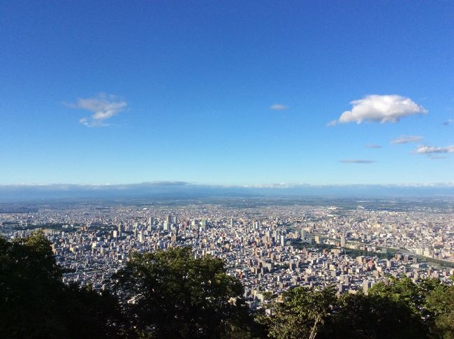 北海道の思い出に札幌市街を眺める藻岩山に登りました♪<br />今回は車で中間駅まで登って、中間駅からはケーブルカーに乗りましたが、<br />ロープウェイで中間駅まで行ってケーブルカーで頂上まで行くこともできます。<br />札幌の夜景は、3本の指に入ると言われていますが、本当にキレイです♪<br /><br />当別町のスウェーデンヒルに立ち寄り、<br />北海道博物館、豊平川さけ科学館を見ました♪<br /><br />今回の旅で走行距離は、2000kmになりました(o^^o)<br />よく走りましたよね♪<br /><br />北海道の旅 2019夏♪ 道東 <br />北海道の旅 2019夏♪ 道央<br />も、見ていただけたら嬉しいです。<br />よろしくお願いします♪<br />