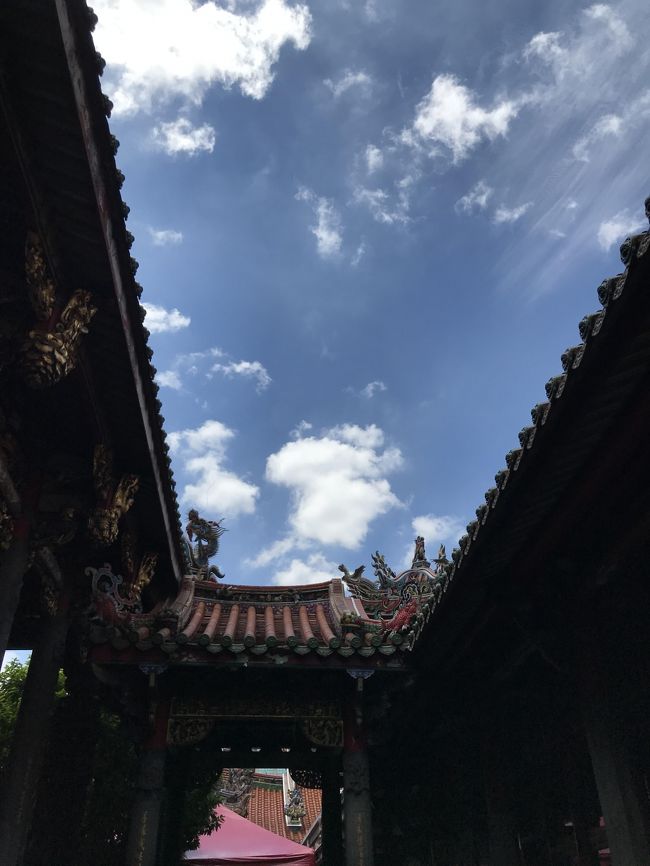 表紙の写真・「龍山寺」青空と雲と古寺・・・<br /><br />7月7日（日）<br />台湾は梅雨明けして蒸し暑く、歩くと汗が拭き出ました。<br />日陰を歩いたり甘い物を食べたり・・夫は路地で珍しい物を買ってきて食べていました（＾＾）<br />私はマンゴージュース以外、スイカジュースがスッキリして美味しく思いました。<br /><br />「3日目」夫が台湾の寺廟に1度は行ってみないと言うので、有名な廟なら龍山時でしょうと訪問しました。<br />有名なので混雑していましたし、観光客も多いです。<br /><br />次はやっぱり乾物の買い物です。<br />昨日の訪問予定が、間違って西門町に行ってしまったので、今日はしっかり調べましたよ^_^<br /><br />迪化街は前回も訪問したのですが、夕刻で暗くてイマイチ店舗の把握が出来ずに後悔が残りましたので、今回は明るい内の訪問となりました。<br />夫も乾物などの買い物は大好きなので、ブラブラと楽しめ良かったです。<br /><br />最後は、夏場で汗になった衣類を洗濯する為に中山のコインランドリーまで歩いてみました。中山国小から15～20分位で歩けるんですね！<br /><br />最後の〆は「台湾うなぎ」前回、台湾1周でウナギの養殖池を見ていたので、大好きなウナギを台湾で味わって見たかったのです。<br />日本のうなぎより淡泊に思いましたが、異国でウナギが食べれて満足。<br /><br />