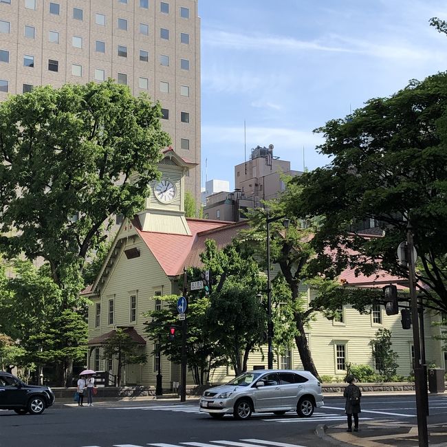 週末、二泊三日で新緑の札幌へ行ってきました。<br />親戚がいるので、ここ3～4年札幌に毎年行っています。 なので、観光はなし…<br />北海道は美味しいものいっぱい♡<br />楽しく過ごしてきました (*^^*)<br /><br />飛行機(JAL)+ホテル1泊(ホテルグレイスリー札幌) のパックをJTBで手配。<br />もう一泊は親戚のお宅泊で行ってきました。