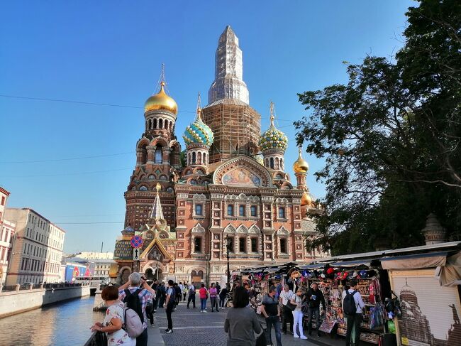 今回のロシア旅行のメインに据えたサンクトペテルブルク。<br />かねてから行きたかったエルミタージュ美術館でロマノフ家の財宝と数々の美術品を鑑賞し、せっかくなので本場でバレエ鑑賞をしてきました。<br />モスクワとサンクトペテルブルクの間はグランドエクスプレスで移動。<br />片道は1stクラス、片道はプレミアクラスです。<br />値段は予約のタイミングやクラスで大きく変動するので、プレミアクラスの方が安いという不思議。プレミアクラスは流しが付いていて、駅からホテルまでのタクシー送迎も無料です。