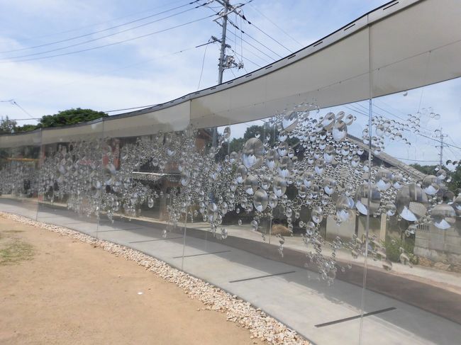 犬島精錬所美術館の後は、犬島「家プロジェクト」。当初、13時頃の船で直島に向かうことを考えていたが、２時間弱の滞在では、全くもって短すぎるので、15時台の船に乗ることにしました。犬島内に点在する「家プロジェクト」のアートな家や犬小屋の研修所、くらしの植物園などを堪能しました。<br /><br /><br />