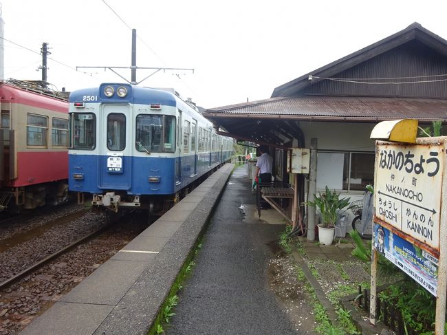 7月中旬のある日。<br />夕方、早めに帰宅しなければいけない用事にかこつけて、1日有給休暇をとって出かけております。<br /><br />近場で最近行ってないところということで、行き先は千葉県の東の方。<br />回りくどい言い方になってますが、要するに久しぶりに銚子に行ってみたかったんです。<br /><br />銚子に着いて、まずは駅近くのお店で「入梅いわし」づくしの昼食をいただきました。<br />そして、ここからいよいよ銚子電鉄に乗ります。<br /><br />銚子電鉄に乗るのも、だいぶ久しぶりになります。<br />ただ往復するだけなのももったいなく、車庫のある仲ノ町駅で車庫の見学もしてみました。<br /><br />観光シーズンや週末には観光客で賑わうのかも知れませんが、梅雨時の平日の昼間は地元の人ばかりでしたね。<br />