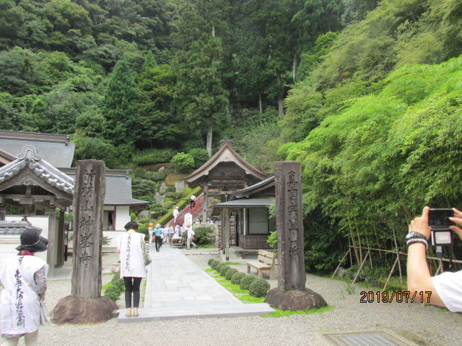 第2回目お遍路ツアー高知篇で最初に参拝した香南町の大日寺から次に向かったのは、隣町にある安芸市の第二十七番神峰寺。バスは高台にある香南市を下って、海辺の国道まで出て、暫く走って又山裾に向かい、その山にぶつかった所がバスの終点になっている。この山は凡そ600m程(高尾山とほぼ同じ)の高さの神峰山で、お寺はその中腹の400m程の高さの場所にある。お寺の高さも又高尾山の薬王院有楽寺と同じくらいの場所にある。以前はお遍路道の難所の一つに数えられ、ここも又「遍路ころがし」と呼ばれ、高知の霊場では一番高い場所にある。以前は大変な参詣路だったのだが、今から半世紀程前、前住職と地元の篤志家小松氏等々の努力により、麓からの自動車道が造られ、今はこのバス駐車場からはタクシーに乗り換えて、お寺の山門直下まで運んでもらえるようになった。数台のタクシーの分乗し、直下まで行き、そこからは数百mの参道を登る。参道の途中に立派な銅像が建っているが、これはこの自動車道を普請した小松氏の銅像だ。後々まで顕彰されている。そこから少し登った場所に山門があり、その手前、参道は二手に別れ、右を進むと神峰神社本社に通じる。我々は左手、お寺の山門に向かって登っていく。山門を入ると真っ直ぐ平坦な参道が伸びていて、左手に納経所がある。その前の崖の下に清水が流れ出ていて、先達さんの話ではこの清水は土佐名泉に選ばれていて、薬効が高いとのこと。今回の先達は珍しく女性で、背の高い大上さん。真面目な感じの女性だ。皆順番にこの清水で喉を潤し、これから更に200m程続く急坂を登って本堂に向かった。坂道の途中からは眼下の納経所、清水の不動明王などが良く眺められた。