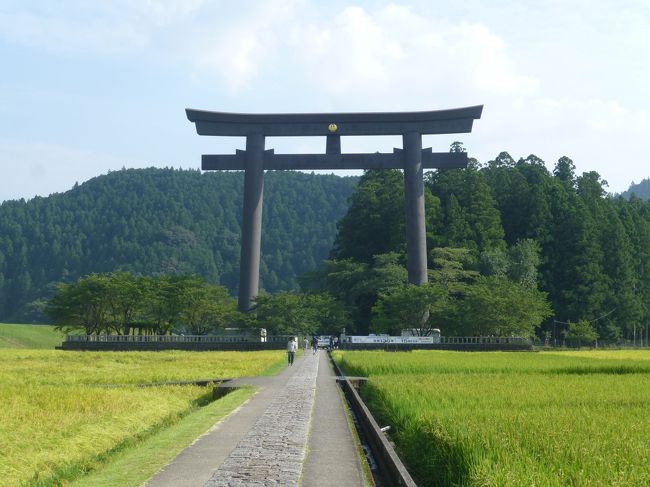 シチリアに行きたかった・・・・・<br />ダンナさんと行く夏休み旅行、決定権は常にあちらにある。<br />家庭内で細々と延々と行ったおばちゃんのシチリア誘致活動は、NHK「ブラタモリ」の熊野回と堺回に粉砕されてしまった。<br />やんぬるかな。<br />今回の旅程はこのようになりました。<br /><br />1日目、羽田空港から南紀白浜空港へ、熊野本宮、川湯温泉泊<br />2日目、熊野速玉大社、那智大社、飛瀧神社、勝浦温泉泊<br />3日目、補陀洛山寺、橋杭岩、潮岬、堺へ、堺泊<br />4日目、百舌鳥古墳群、関西空港から羽田空港へ<br /><br />おばちゃんとて神社仏閣は嫌いではない。楽しみである。<br />ちょうど読んでいた「マイ仏教　みうらじゅん著」に面白い箇所があった。<br />「自分をなくして相手のご機嫌をとる修行は大変なことだが、結局お互いが楽しく良い結果が生じる」と（前後の文脈などはざっくりカットした超意訳です）。<br />なるほど～～っ！相手がイヤなヤツならかなりの荒行だが、ダンナさんは一応人生の伴侶として日々お世話になっている方である。機嫌を取るくらい何ほどのことがあろうか。<br />サッカー選手は自分を探しに、おばちゃんは自分をなくしに旅行するのだ。修行の先には極楽浄土「イタリア一人旅行」へ往生だ。<br />おばちゃんは晩秋のミラノ往復航空券をポチっとして出かけました。<br /><br />