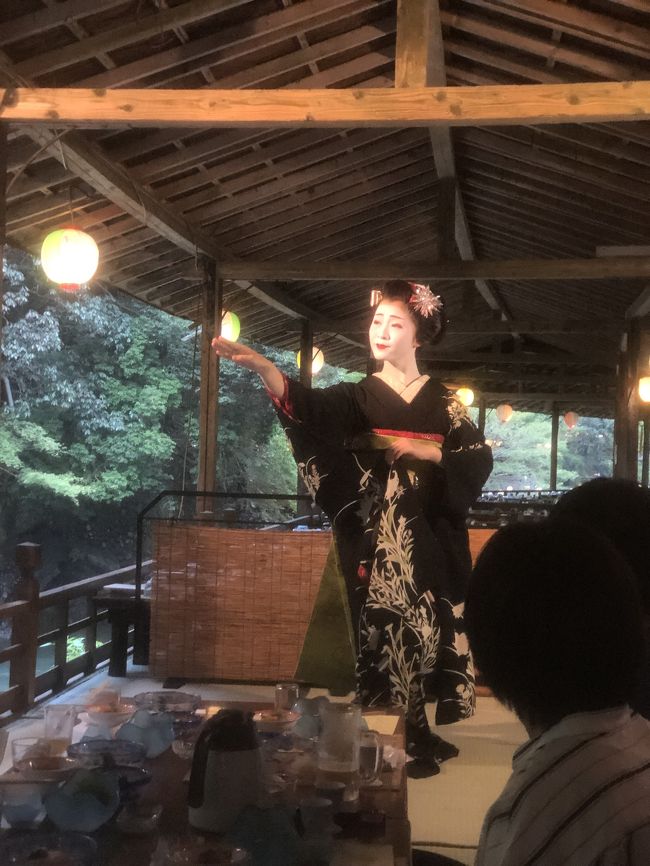 大阪難波からの日帰りバスツアーで、下鴨神社に寄り御参りし、高雄の川床料理を食べ、舞妓さんの舞を見た後に記念撮影。それから嵐山の鵜飼見物をしました。