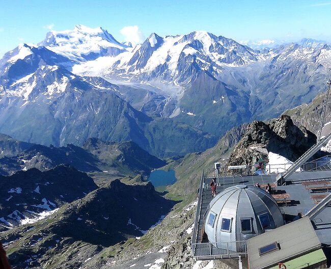 2019年の夏は、2016～2018年に続いてイタリア・オーストリア・スイス・フランスのアルプス地方のドライブ旅行とハイキングに決定。ヴェニスイン、ジュネーブアウトの航空券を購入し、実際の旅程は直前の天気予報を見ながらその都度決めていくことに。イタリア・オーストリアのあとはスイスに入り、ウンターエンガディン地方のグアルダからスタート。氷河急行の路線沿いを走り、スーステン峠を越えてベルナーオーバランド地方へ。グリンデルワルド周辺でハイキングの後、アレッチ氷河に立ち寄ってから、フランス国境に近いヴェルビエまで走り、グラン・サン・ベルナール峠を越えて再びイタリアのアオスタへ。ほぼスイスを東西に横断する5泊6日の旅程となった。本編は、スイス編の最後で、アレッチ氷河を見た後、ヴェルビエに滞在し、氷河の真っただ中にある展望台モン・フォー(Mont Fort)を訪れた時のときの旅行記です。(表紙写真は、モン・フォー山頂からの展望台とGran Combin）<br /><br />今回の全旅程は以下の通り。<br /><br />7/16 成田ー（OS,ウィーン経由）－＞ヴェニスー(バス）－＞パドヴァ(泊）<br /><br />7/17 パドヴァ市内見学後レンタカーを借り出して、シルミオーネへ(泊）<br /><br />7/18 シルミオーネー＞ガルダ湖畔ー＞モルベーノー＞(オーストリア)ナウダース（泊）<br /><br />7/19 ナウダースー＞（スイス)グアルダー＞アルブラ峠ー＞ランドバッサー橋ー＞ゼードルン(泊）<br /><br />7/20 ゼードルンー＞アンデルマットー＞スーステン峠ー＞インターラーケン(泊）<br /><br />7/21 インターラーケンー＞グリンデルワルドー＞グローセシャイデッグ<br />　　（トレッキング）グローセシャイデッグーフィルストーバッハアルプゼー<br />（ウィルダースヴィル泊）<br /><br />7/22 シニゲプラッテ往復<br />　　 ヴィルダースヴィルー＞カンデルシュテーク<br />　　（エッシネン湖トレッキング）ー＞グリムゼル峠ー＞フィーシュ(泊）<br /><br />7/23 エッギスホルン往復ー＞ブリーグー＞マルチーニー＞ヴェルビエ（泊）<br /><br />7/24 モンフォー往復ー＞グランサンベルナール峠ー＞(イタリア)アオスター＞ラ・トゥイール（泊）<br /><br />7/25 ラ・トゥイールー＞プチサンベルナール峠ー＞（フランス）バルディ・ゼールー＞イズラン峠ー＞ランスビラールー＞モンスニ湖ー＞(イタリア)スーザ(泊）<br /><br />7/26 スーザー＞サンミケーレ寺院ー＞クオルニェー＞ニヴォレット峠ー＞<br />　　　チェレゾーレ・レアーレ(泊)<br /><br />7/27 チェレゾーレ・レアーレー＞イッシメー＞サヴォイア城ー＞アオスター＞アイマヴィル(泊）<br /><br />7/28 アイマヴィルー＞バール要塞ー＞ブレウイル・チェルビニア(泊）<br /><br />7/29 ブレウイル・チェルビニア周辺トレッキングー＞アオスタ空港（レンタカー返却）－（バス）－＞アオスタ（泊）<br /><br />7/30 アオスター（バス）－＞ジュネーブー（OS)ー＞ウィーン(泊）<br /><br />7/31 ベルべデーレ宮殿見学後、ウィーンー(OS)－＞成田(8/1)