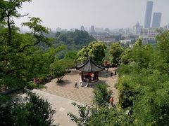 鎮江北固山公園 床ピカピカの多景楼に登るには靴カバーを着用♪欲窮千里目  更上一層樓♪2019年６月中国 揚州・鎮江７泊８日(個人旅行)５５