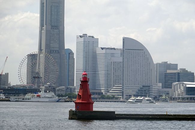 孫の夏休みに横浜港のクルージングを楽しむ。<br />山下公園から、マリーンシャトルに乗船したが、山下公園はピカチュウがいっぱいで驚かされた。<br />60分の横浜港一周も、新たな発見が有り、思いの外楽しむことが出来た。<br />今度は、夜にでも乗船したい。<br /><br />写真は、赤灯台。<br />