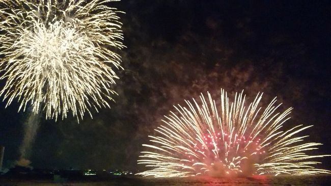 ちゃたんシーポートカーニバルという祭りに行ってきました♪<br />他の祭りと日程が重なっていましたが、人はそれなりにたくさんいました。<br />北谷出身のしゃかりというグループがステージで歌っていました。<br />夕方に行くとサンセットが見えるし、夕日も花火も楽しめます。<br />見どころの水中花火は最高でした!!<br />沖縄県民、観光客におすすめのイベントです♪