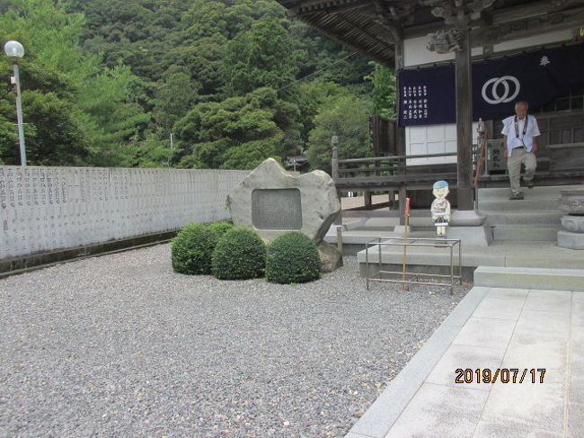 ここ安芸郡安田町にある神峰寺(こうのみねじ)は、海に近い場所にあるのだが、お寺のある山、神峰山が海岸近くまで迫っていて、お寺自体はこの山の山中、標高400m程の場所にある。今は車道が造られていて、タクシーで来ることも出来るのだが、こうした道路がなかった時代、かなり急な山道を登り詰めてこなければならず、お遍路さんにとっては、難儀なお寺の一つだった。<br /><br />本堂も急な崖の上、僅かな平地の中にあって、充分なスペースも取れず、本来、大体どこのお寺でも本堂と大師堂は並んで建っているか、少なくとも身近な場所にあるのだが、この寺の大師堂は本堂からずっと離れた別の平地に建っている。本堂も大師堂も山を削って平坦地にして、建物を建てたのだろう。本堂から大師堂までの回廊のような坂の上を歩いて大師堂に向かう。<br /><br />大師堂はかなり新しい建物で、最近、ここ数十年の間に建てられたようだ。先達の話では本堂の横にあった小さな観音堂が以前の大師堂だったが、新たにこの場所に新築されたとのことである。山を削って平地を造っているので、雑木林の斜面が大師堂に迫ってきている。この林の中に、神峰神社が鎮座しているのだ。神仏分離で、明治の初め頃はこの寺は廃寺になり、神社だけが残されていた。<br /><br />この神社の由緒は古く、遠く、神功皇后の頃、朝鮮半島征伐の戦勝記念に天照大神を祀ったのが最初と言われ、その後、聖武天皇の頃、行基によりお寺が開基されたとのことである。実に行基はあちこちの寺を開基し、八十八ケ寺の内の8割以上が行基により開かれている。実に大変な菩薩さまだ。