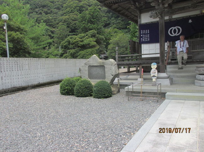 ここ安芸郡安田町にある神峰寺（こうのみねじ）は、海に近い場所にあるのだが、お寺のある山、神峰山が海岸近くまで迫っていて、お寺自体はこの山の山中、標高４００ｍ程の場所にある。今は車道が造られていて、タクシーで来ることも出来るのだが、こうした道路がなかった時代、かなり急な山道を登り詰めてこなければならず、お遍路さんにとっては、難儀なお寺の一つだった。<br /><br />本堂も急な崖の上、僅かな平地の中にあって、充分なスペースも取れず、本来、大体どこのお寺でも本堂と大師堂は並んで建っているか、少なくとも身近な場所にあるのだが、この寺の大師堂は本堂からずっと離れた別の平地に建っている。本堂も大師堂も山を削って平坦地にして、建物を建てたのだろう。本堂から大師堂までの回廊のような坂の上を歩いて大師堂に向かう。<br /><br />大師堂はかなり新しい建物で、最近、ここ数十年の間に建てられたようだ。先達の話では本堂の横にあった小さな観音堂が以前の大師堂だったが、新たにこの場所に新築されたとのことである。山を削って平地を造っているので、雑木林の斜面が大師堂に迫ってきている。この林の中に、神峰神社が鎮座しているのだ。神仏分離で、明治の初め頃はこの寺は廃寺になり、神社だけが残されていた。<br /><br />この神社の由緒は古く、遠く、神功皇后の頃、朝鮮半島征伐の戦勝記念に天照大神を祀ったのが最初と言われ、その後、聖武天皇の頃、行基によりお寺が開基されたとのことである。実に行基はあちこちの寺を開基し、八十八ケ寺の内の８割以上が行基により開かれている。実に大変な菩薩さまだ。