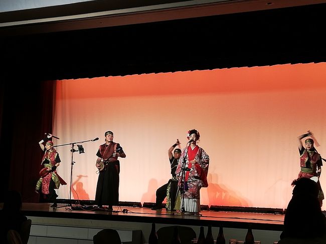 沖縄到着です。<br /><br />暑い!蒸し暑い!こっちと変わらないじゃないか。<br /><br />機内持ち込みの私は、一番に出口を出ます。バスガイドさんに「これって沖縄の人はどうなんですか?」と聞いてみます。「台風の影響で風があるので、まだ涼しいですよ」と。ほんまかいな。<br /><br />さて、これから嫌いな団体行動の始まりです。仕事以外で一緒に過ごすなんて疲れるonly。家族連れは家族で一緒に過ごすわけですから、一人は一人で過ごしましょー。<br />よかったのはバスの座席に余裕があったこと。隣にだれか座って気疲れすることなく過ごせます。