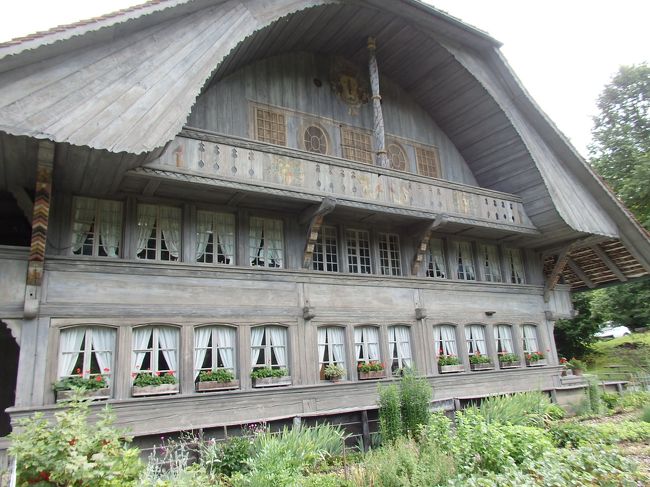 とても広い敷地のバレンベルグ野外博物館！情けなくも途中からは歩き疲れてしまって、全部回りきることを諦めてしまいました。<br /><br />☆&#39;.･*.･:★&#39;.･*.･:☆&#39;.･*.･:★&#39;.･*.･:☆&#39;.･*.･:★&#39;.･*.･:☆&#39;.･*.･:★&#39;.･*.･:☆&#39;.･*.･:★<br /><br />【スケジュール】<br /><br />7月11日（木）関空発<br />7月12日（金）ドバイ空港経由でチューリヒ空港→ベルン（ベルン泊）<br />7月13日（土）ブリエンツ・バレンベルク野外博物館＆シーニゲプラッテ（ベルン泊）<br />7月14日（日）ベルン→マイエンフェルト、ハイジの道ハイキング（マイエンフェルト泊）<br />7月15日（月）バーゼル訪問　　　　　　　（マイエンフェルト泊）<br />7月16日（火）マイエンフェルト→ティラノ、ブルージオのループ（ティラノ泊）<br />7月17日（水）ディアヴォレッツァ展望台、アルプグリュムへのハイキング（ティラノ泊）<br />7月18日（木）サンモリッツ訪問　　　　　（ティラノ泊）<br />7月19日（金）ティラノ→アローザ　　　　（アローザ泊）<br />7月20日（土）アローザでハイキング　　　（アローザ泊）<br />7月21日（日）アローザ→アッペンツェル、クロンベルク展望台（アッペンツェル泊）<br />7月22日（月）シュタイン・アム・ライン＆ザンクト・ガレン訪問（アッペンツェル泊）<br />7月23日（火）ヴァッサーラウエンでゼーアルプゼーへのハイキング（アッペンツェル泊）<br />7月24日（水）アッペンツェル→チューリヒ（チューリヒ泊）<br />7月25日（木）チューリヒ空港→ドバイ空港→<br />7月26日（金）→関空着