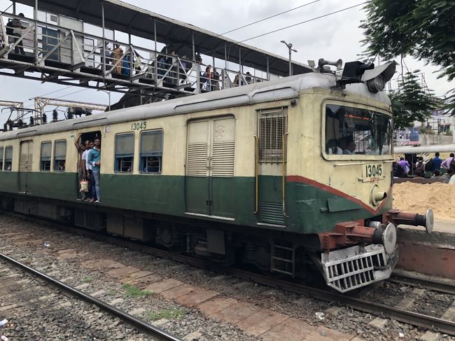 行くと人生観が変わるとよく言われるインドですが、世界有数の鉄道王国でもあります。<br />鉄ヲタの私的には、沢木耕太郎さんの「深夜特急」を読んで空想していた10代の時分から、始祖のイギリスに次いで憧れの地。<br /><br />何かを調べていて見つけたこちらのブログを見て、インドへ行きたい欲が急激に高まり、チケットを検索。<br />https://yukinkoblog.com/indiantraincompletemanual2/<br />丁寧にインドの鉄道について解説してあり、非常に参考になりました。<br /><br />タイ国際航空で東京コルカタ往復が86,375円。しばらく悩んで仕事と家の予定を調整し、駆け足ですがインドの鉄道に乗ってきます。