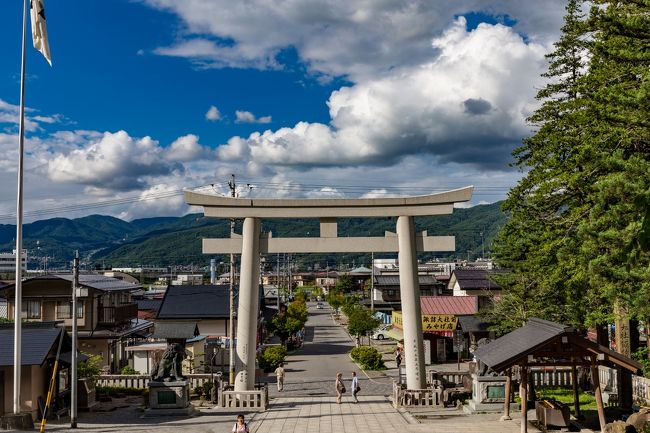 諏訪/岡谷/茅野/エリアを巡る旅。<br />毎年開催される諏訪湖祭湖上花火大会で有名な諏訪湖、その周囲にあるパワースポット諏訪大社、難攻不落の諏訪の浮島と言われた高島城、初夏にはニッコウキスゲが咲き誇る霧ヶ峰高原など自然豊かな景観を楽しめる諏訪/岡谷/茅野エリアをぐるりと巡ってみました。<br /><br />□■□■□■□■□■□■□■□■□■□■□■□■□■□■□■<br /><br />諏訪/岡谷/茅野ぐるり旅、今回は諏訪大社に行って来ました。<br />日本全国にある諏訪神社の総本社といわれる諏訪大社。諏訪湖を中心に二社四宮の境内があります。日本有数のパワースポットとしても知られており、<br />すべてを参拝しようとすると諏訪湖をぐるりと一周する必要があるため、それなりに時間がかかりました。ゆっくり静寂の中の境内を参拝することはおススメです。<br /><br />□■□■□■□■□■□■□■□■□■□■□■□■□■□■□■<br /><br />＜諏訪大社＞<br />http://suwataisha.or.jp/<br /><br />□■□■□■□■□■□■□■□■□■□■□■□■□■□■□■<br /><br />＜信州長野ぐるり旅＞<br />【1】地獄谷野猿公苑<br />https://4travel.jp/travelogue/10630325<br />【2】湯田中渋温泉郷　星川温泉　水明館<br />https://4travel.jp/travelogue/10631149<br />【3】信州善光寺<br />https://4travel.jp/travelogue/10631163<br />【4】松代象山地下壕<br />https://4travel.jp/travelogue/10631170<br />【5】大王わさび農場＆犀川白鳥湖<br />https://4travel.jp/travelogue/10631180<br />【6】春日城址公園（桜）<br />https://4travel.jp/travelogue/11405554<br />【7】六道の堤（桜）<br />https://4travel.jp/travelogue/11407904<br />【8】高遠城址公園（桜）前編<br />https://4travel.jp/travelogue/11410226<br />【9】高遠城址公園（桜）後編<br />https://4travel.jp/travelogue/11411646<br />【10】立石公園<br />https://4travel.jp/travelogue/11414906<br />【11】高島城（桜）<br />https://4travel.jp/travelogue/11416704<br />【12】松本城（桜）<br />https://4travel.jp/travelogue/11422162<br />【13】松代城（桜）<br />https://4travel.jp/travelogue/11423529<br />【14】臥竜公園（桜）前編<br />https://4travel.jp/travelogue/11426022<br />【15】臥竜公園（桜）後編<br />https://4travel.jp/travelogue/11230356<br />【16】上田城跡公園（桜）<br />https://4travel.jp/travelogue/11437474<br />【17】信州上田北国街道柳町<br />https://4travel.jp/travelogue/11438863<br />【18】北向観音<br />https://4travel.jp/travelogue/11444125<br />【19】安楽寺<br />https://4travel.jp/travelogue/11445701<br />【20】八方尾根自然研究路【前編】<br />https://4travel.jp/travelogue/11449691<br />【21】八方尾根自然研究路【後編】<br />https://4travel.jp/travelogue/11452228<br />【22】五竜高山植物園<br />https://4travel.jp/travelogue/11455297<br />【23】姫川源流自然探勝園<br />https://4travel.jp/travelogue/11461649<br />【24】上高地【前編】<br />https://4travel.jp/travelogue/11485781<br />【25】上高地【中編】<br />https://4travel.jp/travelogue/11495323<br />【26】上高地【後編】<br />https://4travel.jp/travelogue/11501434<br />【27】奈良井宿<br />https://4travel.jp/travelogue/11505861<br />【28】妻籠宿<br />https://4travel.jp/travelogue/11508443<br />【29】松本城下町<br />https://4travel.jp/travelogue/11514681<br />【30】ビーナスライン【前編】<br />https://4travel.jp/travelogue/11522722<br />【31】ビーナスライン【後編】<br />https://4travel.jp/travelogue/11524119<br />【32】諏訪大社【前編】<br />https://4travel.jp/travelogue/11529862<br />【33】諏訪大社【後編】<br />https://4travel.jp/travelogue/11532909<br />【34】旧開智学校<br />https://4travel.jp/travelogue/11535936<br />【35】小諸城址懐古園<br />https://4travel.jp/travelogue/11581127