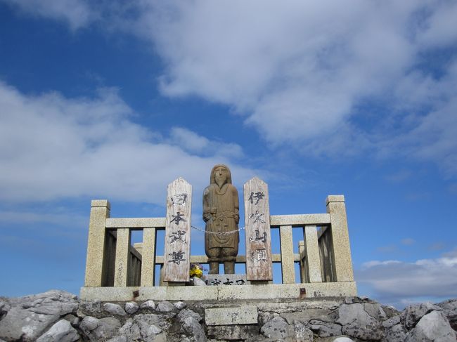 滋賀県にある日本百名山の伊吹山（標高１３７７ｍ）に表登山道より登りました。低山ですが標高差約１２００ｍあります。急登はあるものの、危険な個所もなく、登山道も整備されていました。１１月というのに暑かったです。翌日は近江牛を頂きました。