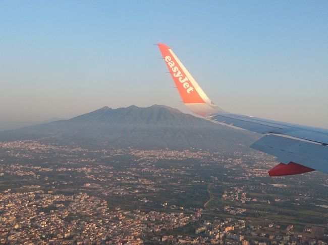 少しだけ早めに夏休みをとって旅行してきました。<br />　ミラノやローマは昔行きましたが、南方面に行くのは初めてで、しかもレンタカーで行ってみましたので、レンタカーでナポリ、アマルフィー海岸、マテーラ、アルベロベッロへ行こうと考えている方への参考にもなればと思います。　ちなみに海岸道の狭い所で大型バスとすれ違う時に、壁にバンパー・フェンダーをこすってしまいました。。。<br /><br />　5日目は午後3時まではヴェネチアでDucale宮殿見学などをし、その後はEasy Jetでナポリへ。<br />　SL駅からローマ広場への橋には、スーツケースを運ぶのを勝手に手伝ってチップを要求してくる女性がいるので注意してください！<br />　ナポリ空港でレンタカーを借りて空港近くのホテルへ移動。レンタカーは保険フルカバーがおすすめです。<br />ナポリのホテル近くでたまたま入ったピザ屋 Pizzeria La Nuova Italia Barrettaが絶品でした。<br /><br />【全体概要】<br />・日程）　現地8泊、機内2泊<br />・費用合計）　約40万円/人<br />　飛行機は安めの北京経由エアチャイナのエコノミー（以前ｼﾝｶﾞﾎﾟｰﾙ行きで印象も良かったので）。今回も4便とも定時運行、しかも行きは1時間早く着き助かりました。<br />　為替は実勢で約118～119円/Euro。秋葉原で800Euros両替していきました(120.98円)。現地でのレートは場所によって130円～150円ほど。<br /><br />【日程】<br />●1日目 8/7）飛行機 CA168 HND 19:40発 &gt; PEK 22:40着、<br />　　　CA949 PEK 8日 01:30発 &gt; MXPt1 6:30着<br />●2日目)　Milano、Stresa 、Isola Bella(ベッラ島)<br />●3日目)　MilanoでSanta Maria Delle Grazie教会と最後の晩餐、Duomo、VE2世ガレリア、Castello Sforzesco <br />●4日目)　VeneziaでSan Marco広場、San Giorgio島のベルタワー、夜ゴンドラ<br />●5日目)　VeneziaでDucale 宮殿、飛行機でNapoliへ移動、空港からレンタカー<br />●6日目)　Vesuvio山、Sorrento、Positano<br />●7日目)　Capri島 青の洞窟<br />●8日目)　Amalfi海岸ドライブ(55km)、Matera、Alberobello<br />●9日目)　Alberobello、BariのPaleze空港からローマへ移動<br />●10日目)　バチカン博物館で朝食、Sistina礼拝堂で最後の審判、サンピエトロ広場、Foro Romano、Palatinoの丘<br />　飛行機　CA940 FCOt3 20:55発 &gt; PEK 17日12:50着<br />●11日目 8/17土)　飛行機　CA183 PEK 17:10発 &gt; HND 21:30着<br />・カメラで2000枚くらい写真撮るつもりが1000枚止まりでした。