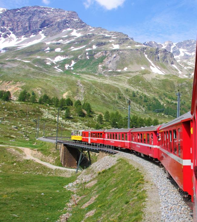 旅行2日目はレーティッシュ鉄道ベルニナ線に乗車してベルニナアルプスの観光です。<br />まず朝9時３９分発のベルニナ急行でサンモリッツ駅を出発しました。ベルニナ・ディアヴォレッツア駅で下車しロープウェイでディアヴォレッツア展望台に行くものだとばかり思っていましたら、そのままイタリアのティラーノまで生き、そこから観光バスに乗ってまたベルニナ・ディアボレッツア駅まで引き返してくるのだとか。<br />とするとディアヴォレッツア展望台に上がるのは午後になります。展望台からはモルテラッチ氷河と4000メートル級の名峰が望めるはずですが果たしてどうでしたでしょうか？<br /><br />