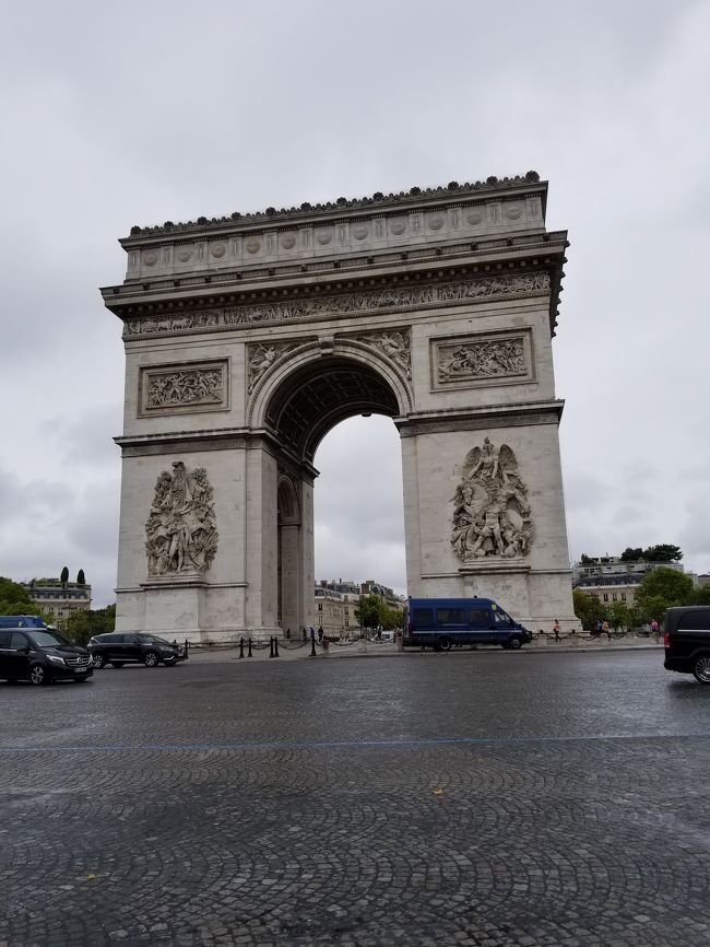 英語もフランス語も話せない親父が、せっせと貯めたマイルで発券したJALファーストクラス3泊５日の弾丸ツアーです。<br />パリは猛暑で40度を超える暑さでしたが、負けずに楽しんできました。