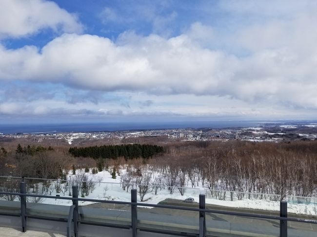 JALのどこかにマイルで日帰りひとり旅。抽選の結果、網走に決定。<br />3月末でも雪があり、東京から遠く離れた距離感もワクワクしました。<br /><br />網走といえば網走刑務所。ここは絶対に行きたかった。<br />そして後は何があるかなと調べて、オホーツク流氷館、北海道立北方民族博物館、網走流氷観光砕氷船<br />オーロラ号などに決定。オーロラ号は、時期が春過ぎて残念ながら流氷は見られず、ただの海上観光となりました。いつか冬に流氷リベンジしたいな。<br /><br />東京から朝イチの便で出発、レンタカーを借りて一日観光、最終便で東京に戻るという日帰り旅で十分楽しめました。週末旅行は日帰りぐらいが週明けの仕事に差し支えなくて気分的に楽です。<br /><br />少し心配していたレンタカーでの雪道の走行ですが、大通りは除雪がしっかりしてあって大丈夫でした。やっぱりレンタカーがあると自分のペースで動けるし、北海道でのドライブがなかなか楽しかったです。<br /><br />帰り便まで少し余裕があったので、北見まで足を延ばし、ピアソン記念館と北見ハッカ記念館も行きました。<br />まだまだ見たい場所もありましたが、一度に全部みなくても、また来れば良い、また来たいなと思ったりしました。<br /><br /><br />