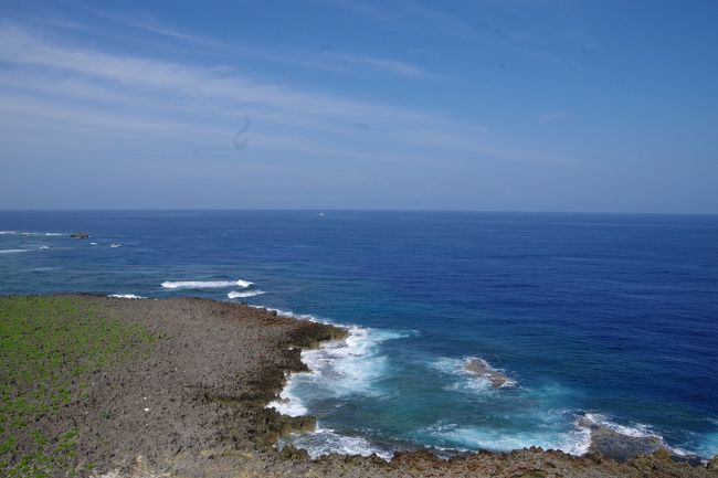 2日目です。<br /><br />本音は宮古島へ行こうかなと思っていたんですけどね。台風が来てもなーと思っていたので本島で過ごすことにしました。<br /><br />この日はそれぞれの過ごし方が出来る日です。というのは格好だけだったわ。。。<br /><br />沖縄へ行くという話が出てからですから、数か月も前にいくつかのOPよりどれに参加するかを選択するようアンケートが回ってきました。終日フリーつーのがあったので、迷わずそれをチョイス。いや、ちょっと釣りが気になっていましたが。<br /><br />旅行といえば海外ばかり行っていた昔に、アジアンビーチへもよく行っていましたが海はそこで卒業。それ以来海には入っておりません。よって海系のOPはパス。<br />観光には美ら海もあります。行ってみたいですが、暑い→涼しいところへ行く→美ら海に集まる→お盆→さらに混雑→魚じゃなく人を見に行く、という感じになっていそうなので美ら海もパス。<br /><br />レンタカーを借りて気ままに過ごすことにしていました。<br />色々あって、テンションだだ下がりなんですけどね。。。<br /><br />本日の予定ですが、行く前はあれこれ行くところを考えていました。<br />イオンライカム→ケンミンショーで観たブエノチキン普天間店→伊計島方面なんてさ。<br /><br />この暑さで戦意喪失のため、近場でうろうろすることにします。<br /><br /><br />