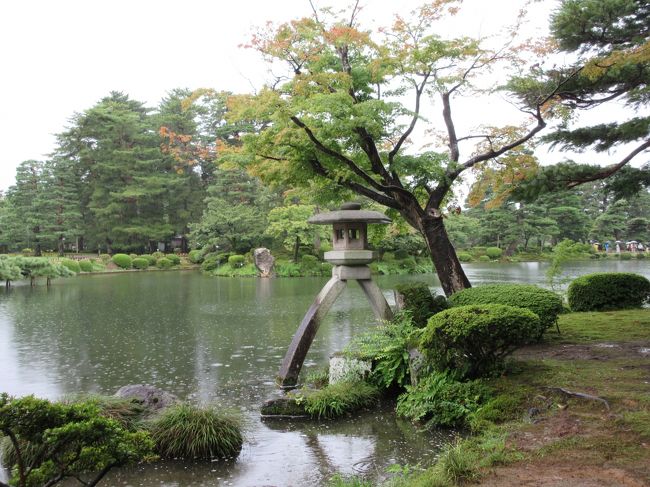 少し遅れた夏休みを利用して、北陸石川県をめぐりました。<br />60歳手前の夫婦２人旅、マイカーを使っての３日間の行程です。<br />石川県には何度も訪れていますが、もう一度おさらい。<br />石川観光の定番中の定番　石川ベスト<br /><br />雨にしっとり濡れる加賀金沢の町<br />キリコに酔う能登輪島<br /><br />１日目<br />　　自宅（愛知）→東海北陸道→金沢（兼六園、近江町市場、ひがし茶屋街、長町武家屋敷）→山代温泉（泊）<br /><br />２日目<br />　　山代温泉→千里浜なぎさトライブウェー→能登金剛→ヤセの断崖→総持　　寺祖院→輪島（御陣乗太鼓、輪島大祭）（泊）<br /><br />３日目自宅<br />　　輪島→白米千枚田→曽々木海岸→禄剛埼→見附島→恋路浜→のと里山街　　道→東海北陸道→自宅（愛知）<br />